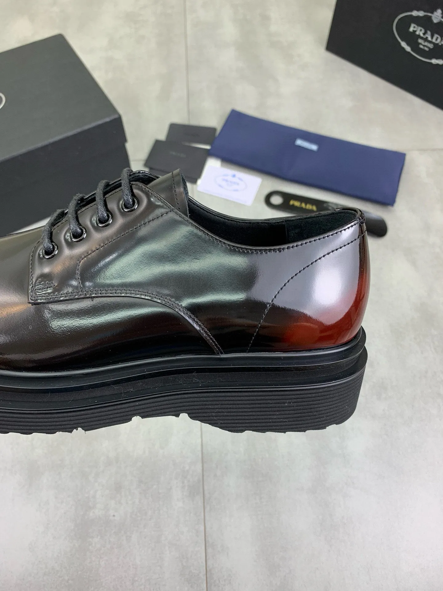 Factory price P880 💰Original quality, top version🔱 ＰＲＡＤＡPrada. Men's business casual leather shoes, top quality products. 1:1 shipment⬆️Luxurious and noble👞All imported original brand fabrics, just to create a more comfortable wearing experience. Upper: Original comfortable open edge bead-rubbed calf leather➕Top imported water-dyed full cow lining, original lightweight and comfortable TPU foam combination bottom✔️Code number: 39-44 (38.45 can be customized)